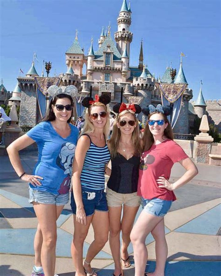 
Agnes Wilczynski from “Tanked” Wiki: Age, Net Worth, Married, Husband, Height 