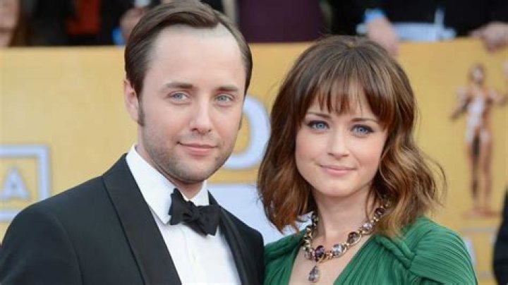 
Alexis Bledel and Vincent Kartheiser Divorcing After 8 Years of Marriage 
