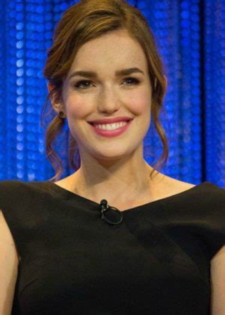 
Elizabeth Henstridge Height, Weight, Net Worth, Age, Birthday, Wikipedia, Who, Nationality, Biography 