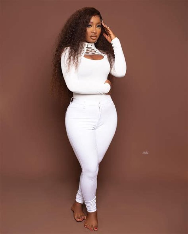 
Esther Biade Flaunts With Her Beauty 