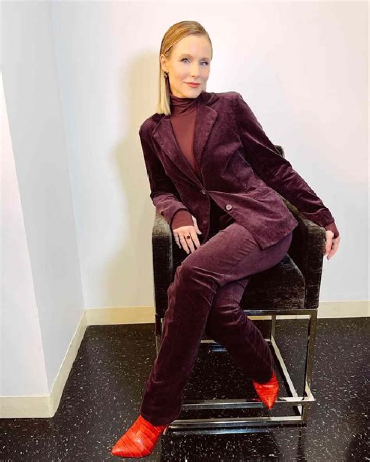 
Kristen Bell Dazzles in a Holiday Party-Ready Velvet Power Suit on ”The Kelly Clarkson Show’ ‘ 