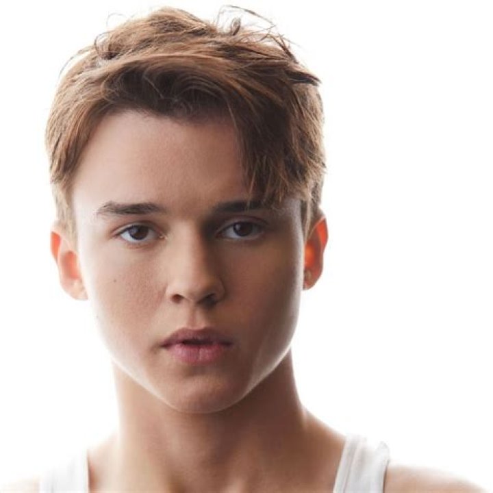 Max Jenkins Height, Weight, Net Worth, Age, Birthday, Wikipedia, Who, Nationality, Biography