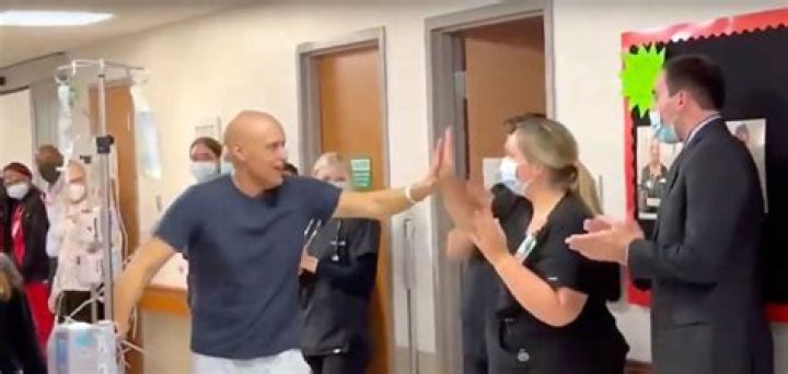 
Ohio Man Who Beat Cancer for Third Time Walks Full Marathon Through Hospital While Receiving Treatment 