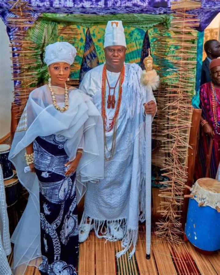 
Queen Ronke, the Ooni of Ife’s fifth wife, is warmly welcomed by the Ooni of Ife’s sister. 