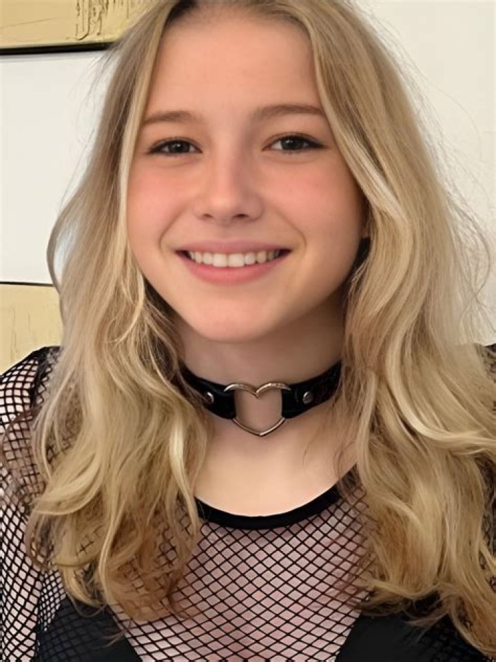 
Zoe Moore Height, Age, Religion, Nationality, Wikipedia, Partner, Parents, Gender, Net Worth 